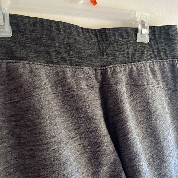 Lululemon two toned gray joggers. Size 8
excellent condition! - Picture 7 of 9
